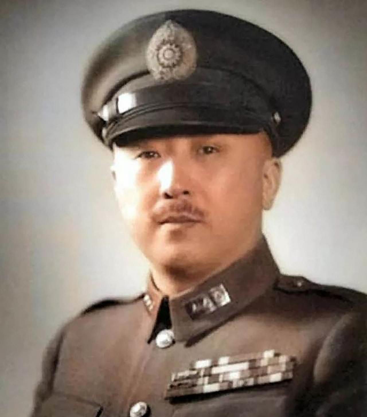 1949年1月，黄埔军校校长关麟征去看望被软禁的国军上将卫立煌，遭到门口宪兵阻拦