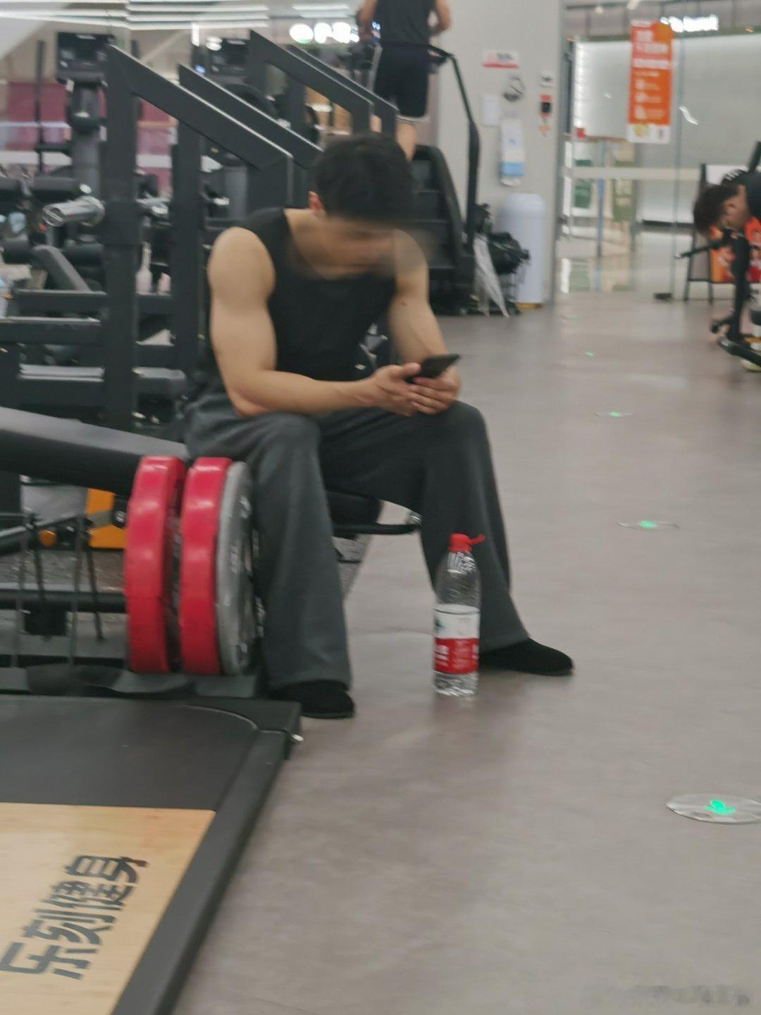 他也练得很好，看手臂就知道。​​​