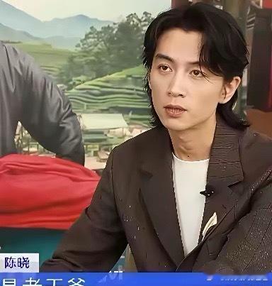 陈晓接受央视采访，主持人问他是不是为了角色减肥？陈晓说，说句实话其实我并没有为了