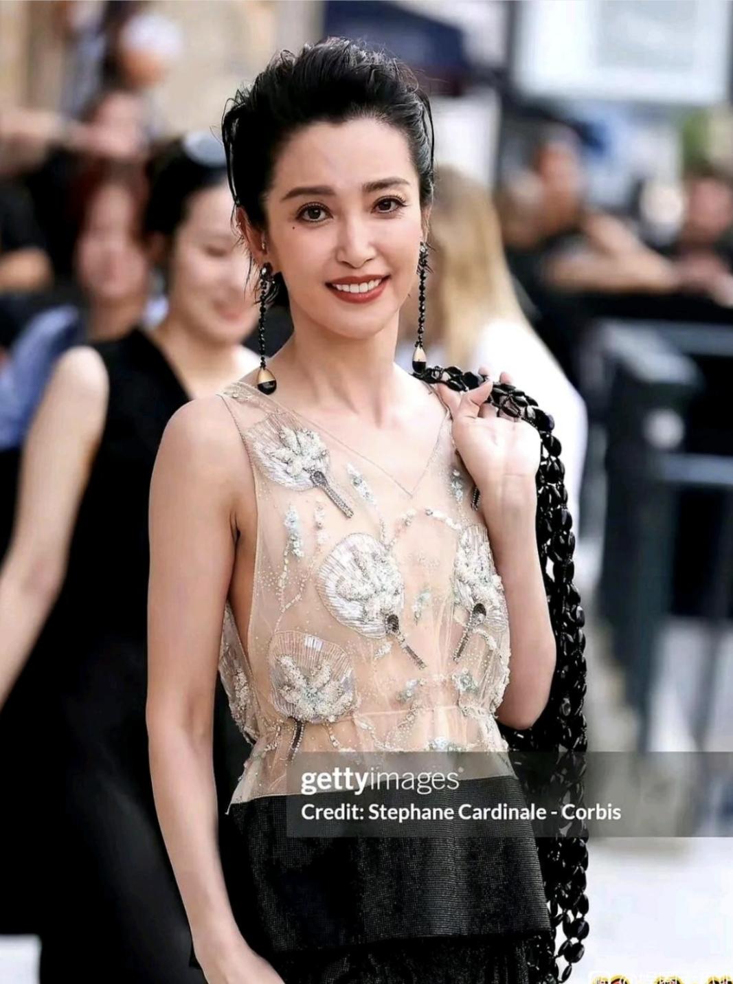 李冰冰身上的这套衣服，让我看了就像没穿一样。你有没有这种感觉？