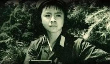 1979年，人们在对越反击战的战场中发现一位女兵的遗体，她只剩下一截肠子，身体其