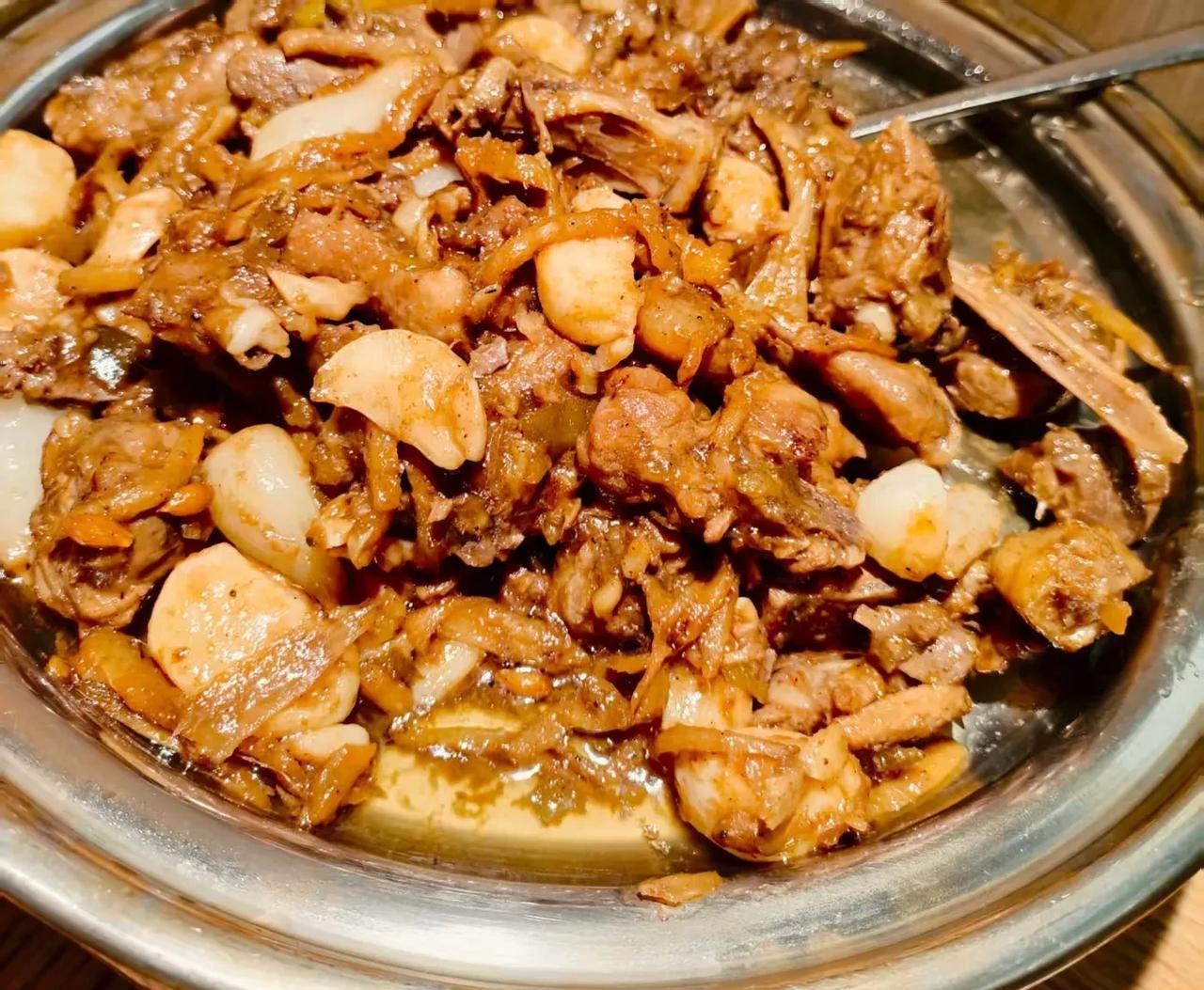 和堂妹一起AA制吃饭，花费159块，她应该要转我79.5，但她只给了75块，说我
