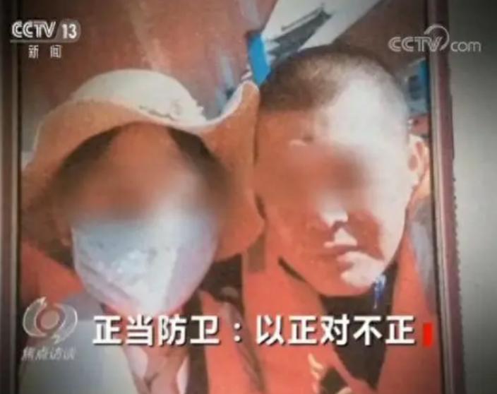河北，一女子被村霸长期胁迫保持不正当关系。当晚，村霸醉酒后翻墙闯入女子家中，当着