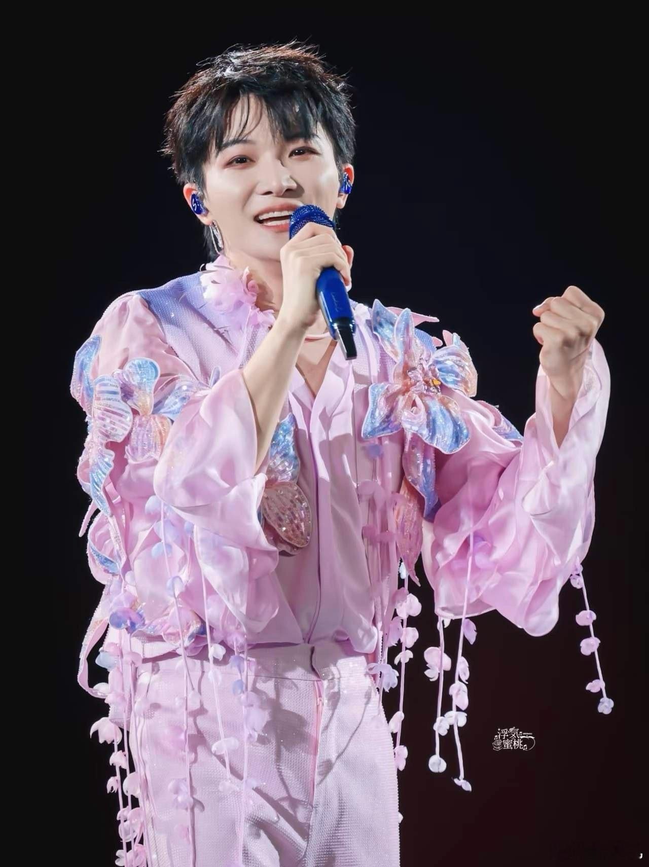 1.周深今年巡演排得太满，实在顾不过来跑男常驻，鸟巢、济南、长沙等多个城市轮着开