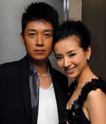 #董洁潘粤明儿子基因彩票#有网友盛赞董洁潘粤明的儿子顶顶，称其完美继承了父母基