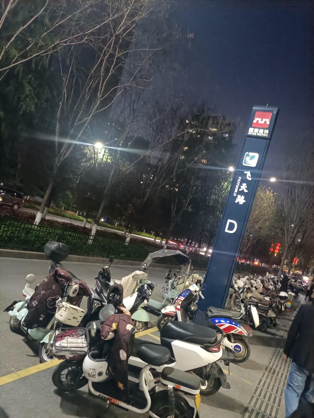 西安航天基地最繁忙的地铁站，飞天路站应该算一个吧。[灵光