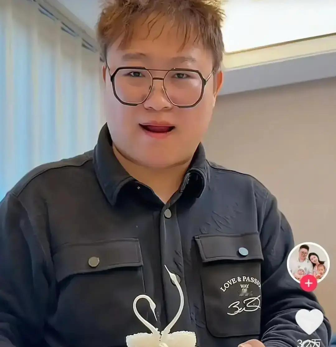 都是洞给老婆戴上十万翡翠手镯的视频一出，评论区直接炸锅。画面里他单膝下跪，黑天