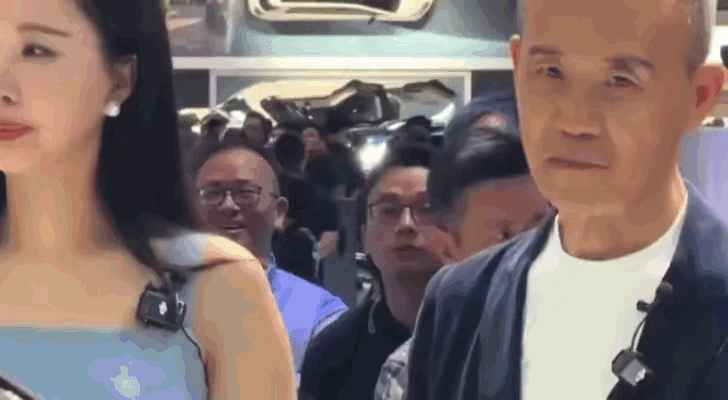 王石先生得面相说实话真的很一般，耳朵无耳垂又小，鼻子短小，山根塌陷！嘴巴又薄又小