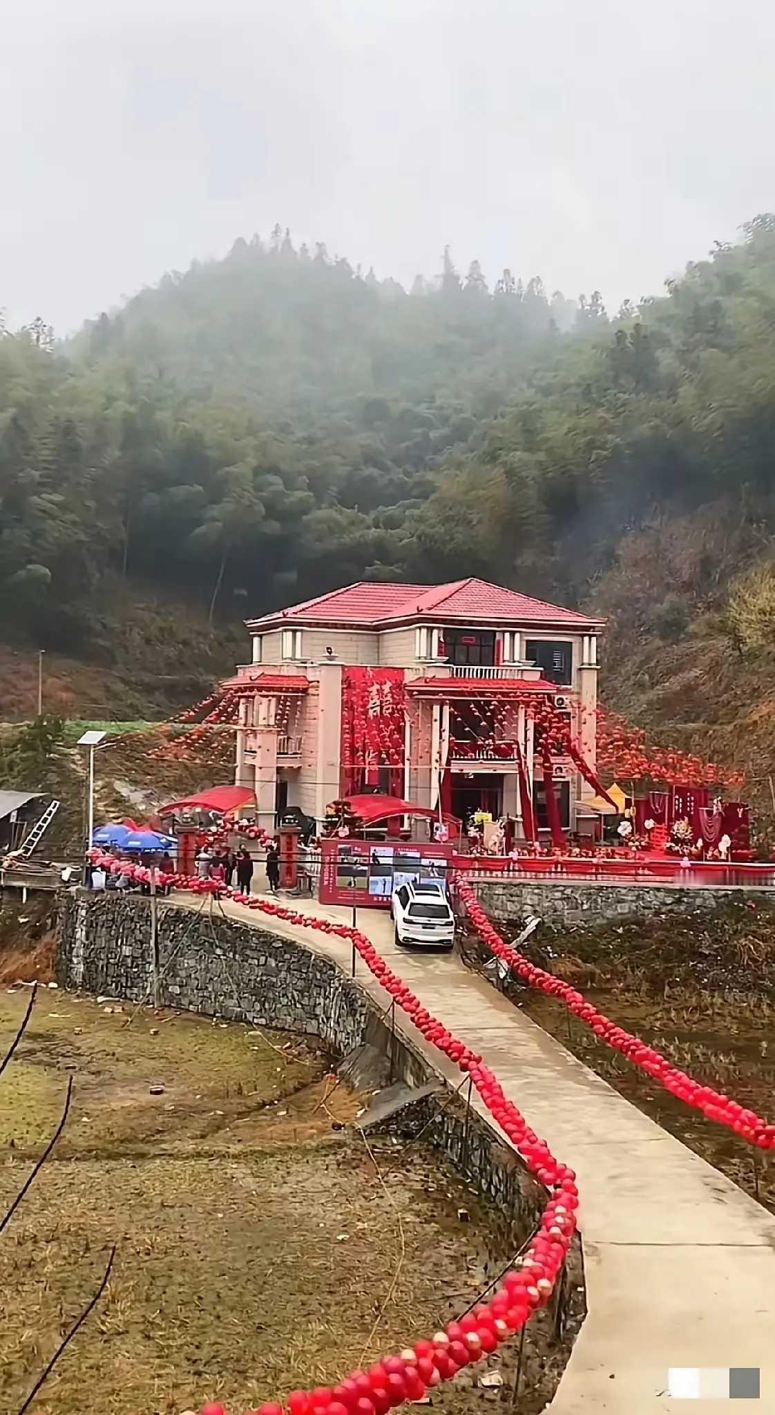 怕不是村长家儿子结婚吧？