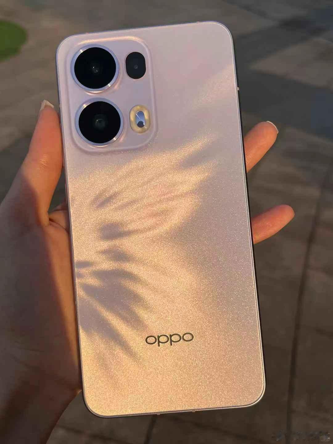 好喜欢OPPOReno13这个蝴蝶的设计，在阳光下真的巨美。可惜这个处理器不