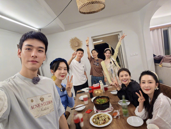马思纯冒昧版哈哈哈哈哈，马思纯你多冒昧呀[笑着哭]是别说还怪可爱的，难怪和大家