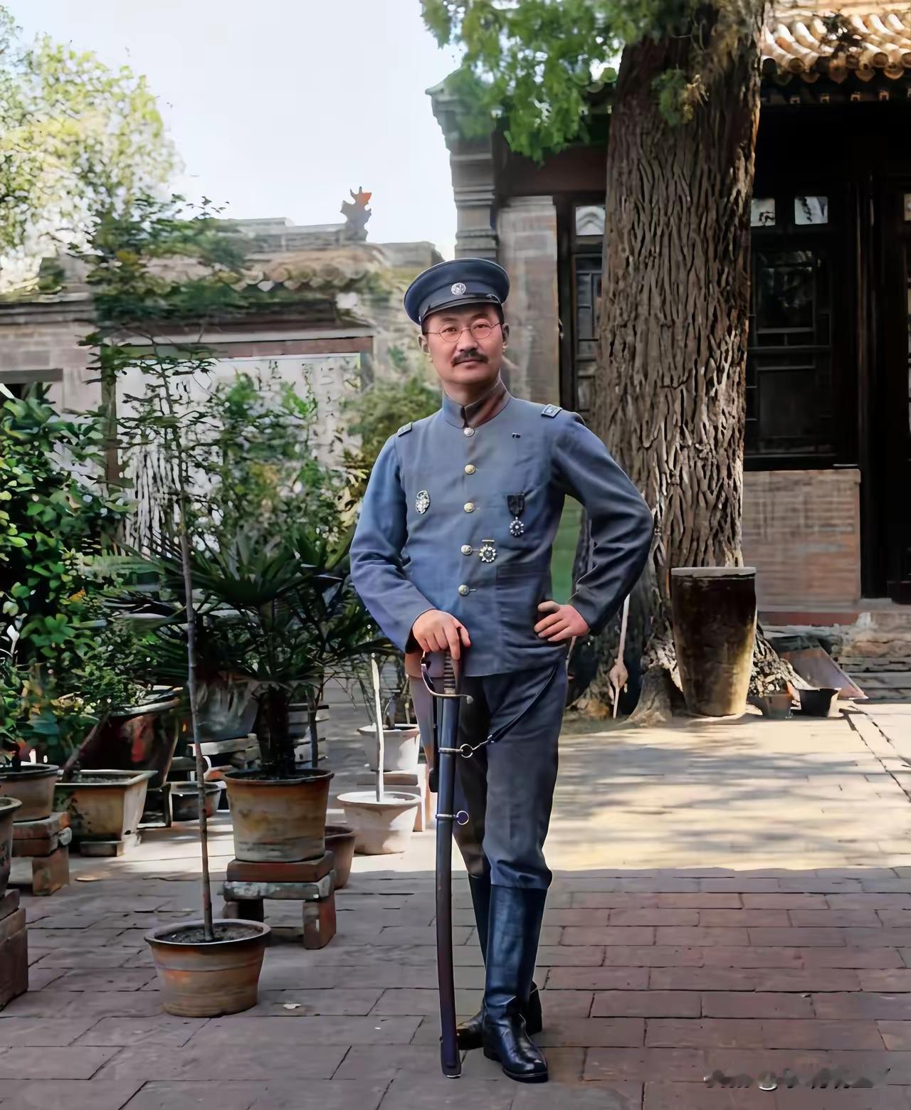 瞧瞧这张1910年拍摄于山西的照片，这就是宋霭龄丈夫孔祥熙年轻时的真实模样，可不