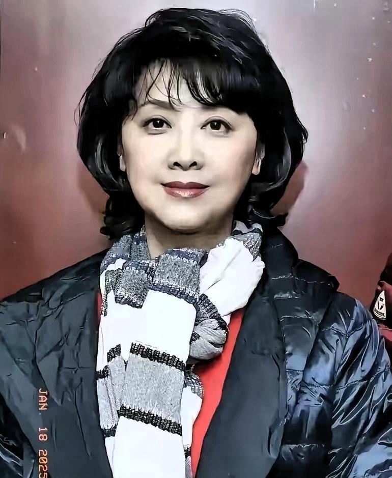 朱琳73岁顶着一头白发走红毯，直接把旁边烧了1700万的刘晓庆衬成了蜡像。刘