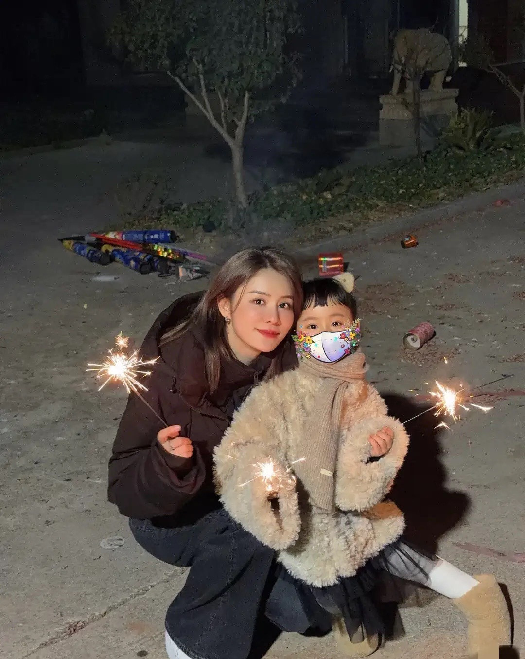 林峯张馨月大年初一分享一家三口温馨合影，小格格眉清目秀好可爱！