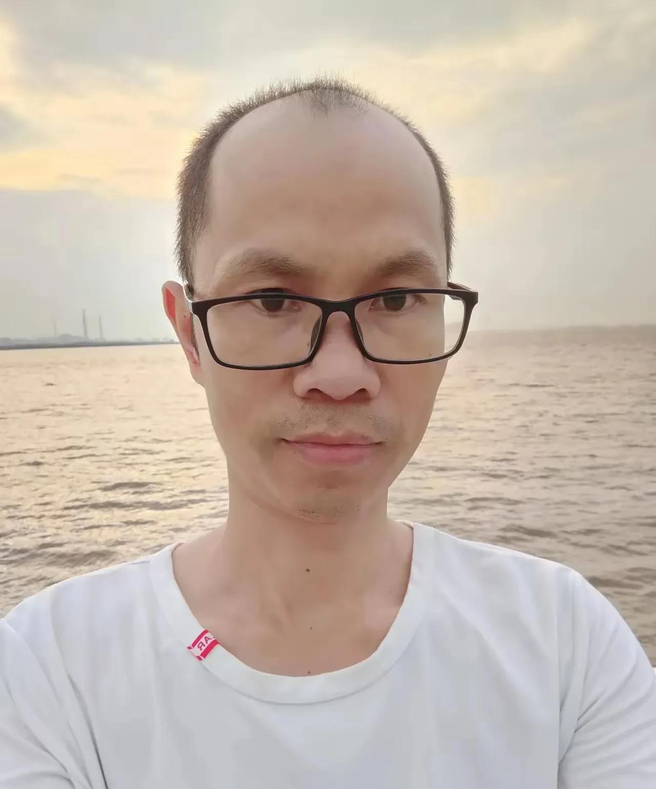 帮这位大哥哥征个婚！81年江西人，农村户口，1米7，51公斤偏瘦，老家有自建房。
