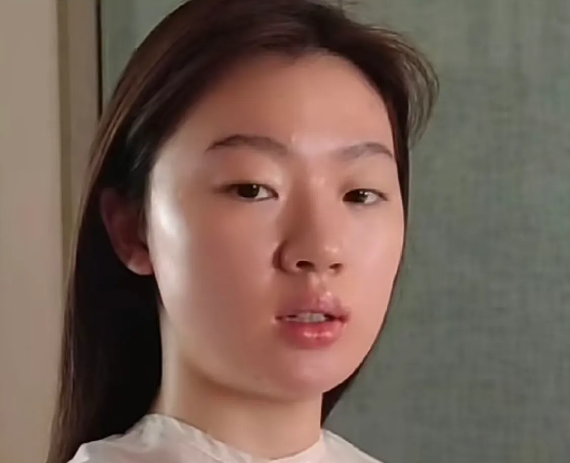 看到素颜的单依纯，才明白娱乐圈的伪装有多深素颜的单依纯好普通啊，平时都是化着浓