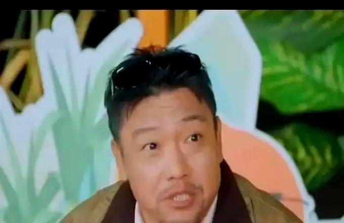 王安宇刚接到电话时还在健身房。沈腾只说了一句“来拍海报”，三天后他就站在了《飞