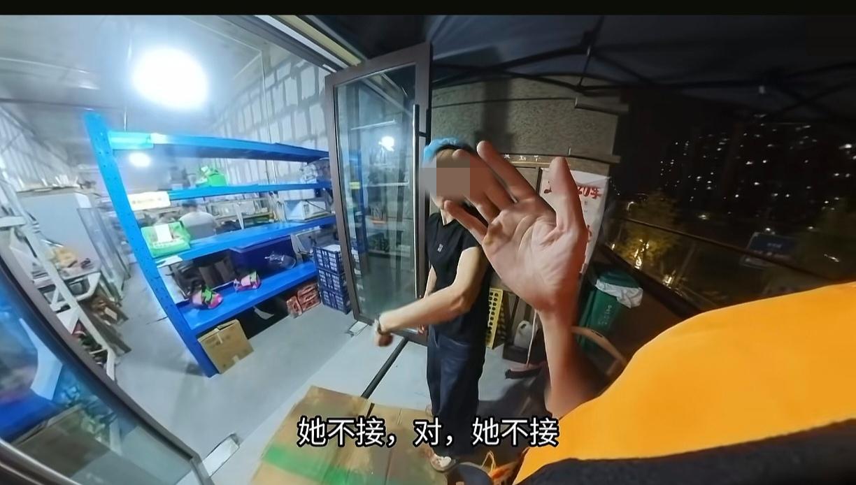 都上了大学了，素质就不能高一点吗，连份外卖都吃不起了[？？？]。一女大学生点了
