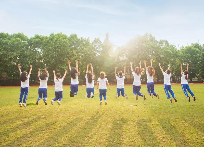 对于难以管教的学生，终于有学校想出了“绝招”，不需要教师出手，就把学生管理的服服