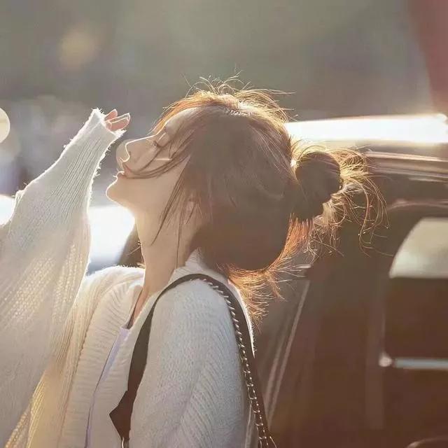 阳光洒在发梢，自由的感觉在跳跃秋日第一份暖阳一起来感受阳光阳光美景抬头感受