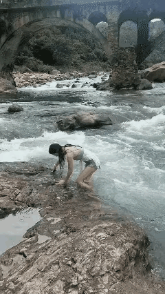 原来这才是正宗的峡谷漂流啊，小姐姐是真的牛！