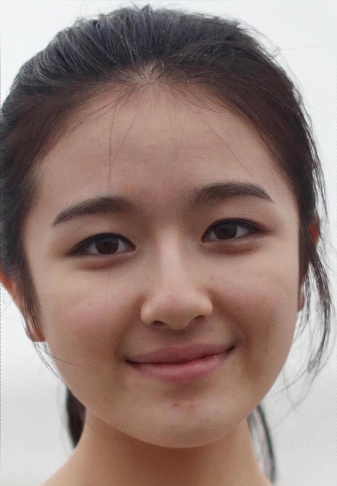 纯素颜她早期的眼睛好直观。。。这么看李兰迪早期像内双，现在看起来蒜皮也宽了是