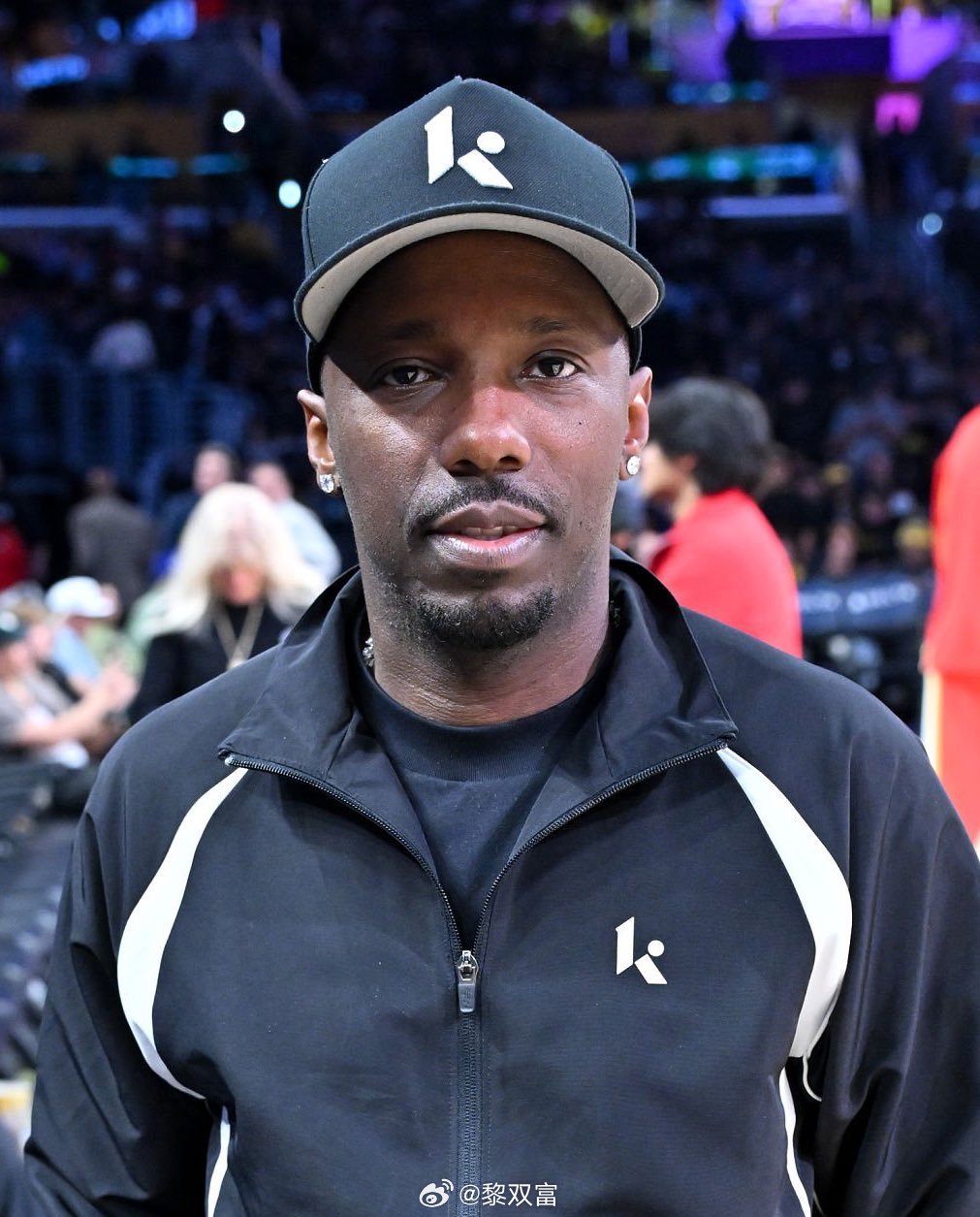 湖人跟队记者戴夫·麦克马纳民爆料，里夫斯经纪人雷吉·贝里在周三湖人和老鹰比赛中场