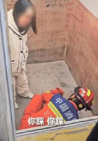 上人民日报！萍乡消防员跪趴当“人肉台阶”，这一幕看哭无数人上人民日报了！江