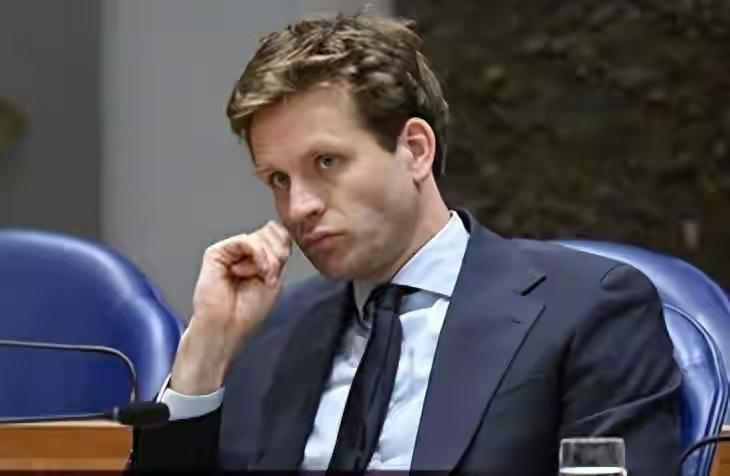 荷兰经济部长几天前不可一世，几天后哀求我国放他一马，他的脸由白脸瞬间被打成红脸，