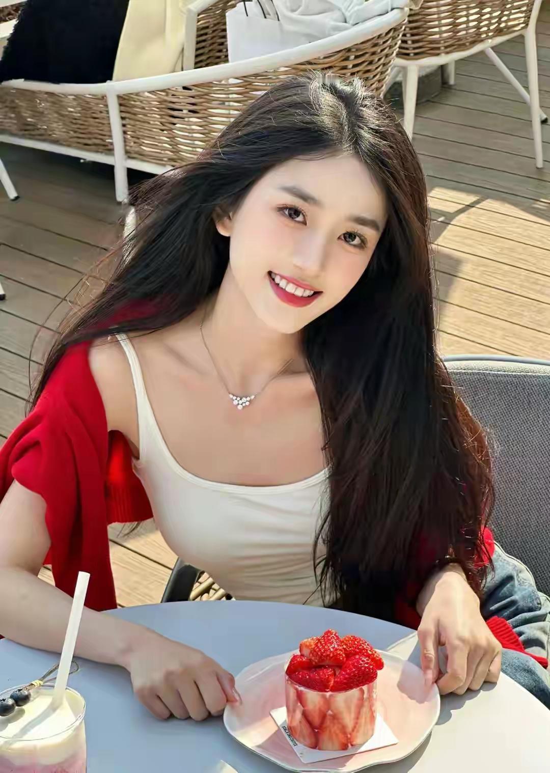 阳光明媚的午后，甜美少女与草莓甜点相伴，享受美好时光。🌞🍓😊高级感穿搭，温