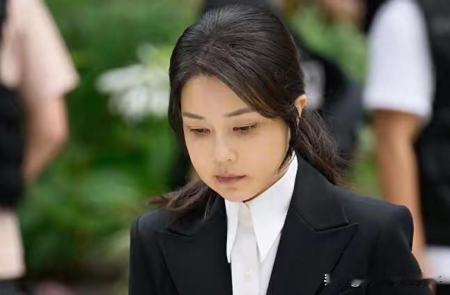 金建希还是有点东西的，老公尹锡悦被调查了这么长时间，韩国的警察部门还真没有直接证