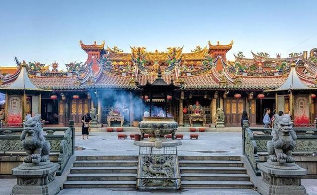 乾隆立于栖霞山上，正叹山水如画，目光却被山下那座香火缭绕的小庙紧紧攫住人流如织，