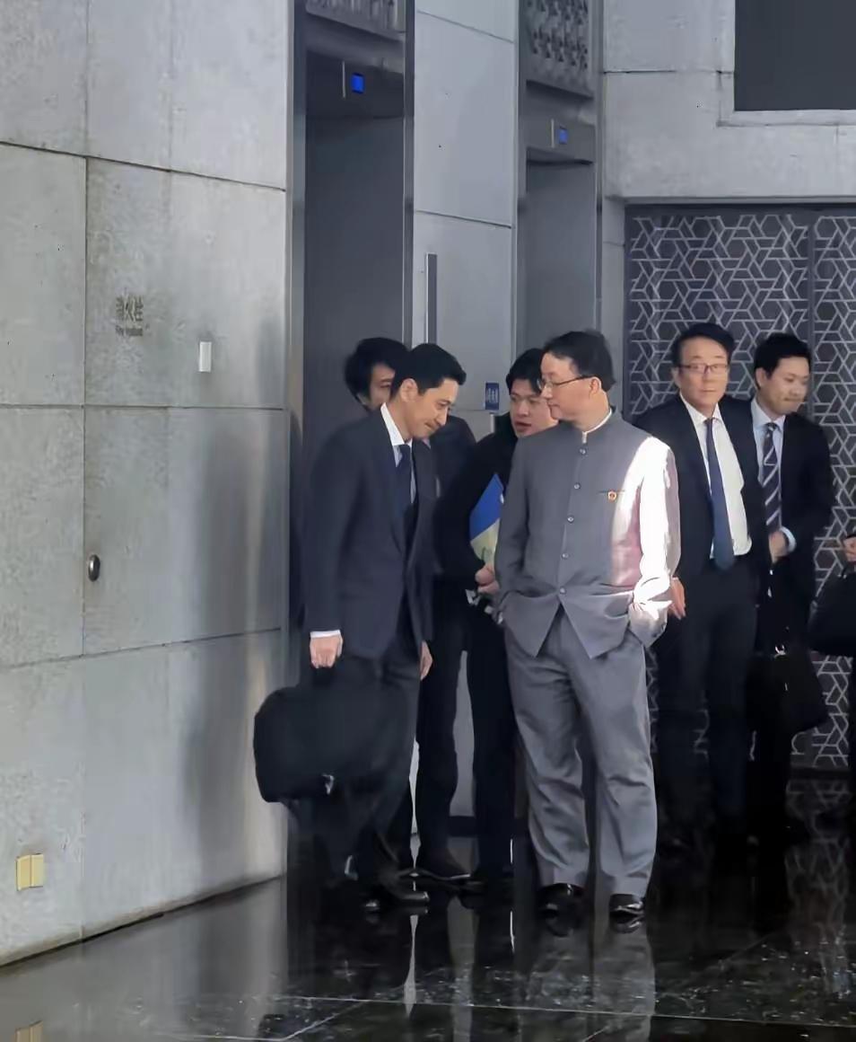 刘劲松的第一批“受害者”出现了不是因为他说了什么而是因为他这身五四青年装太有