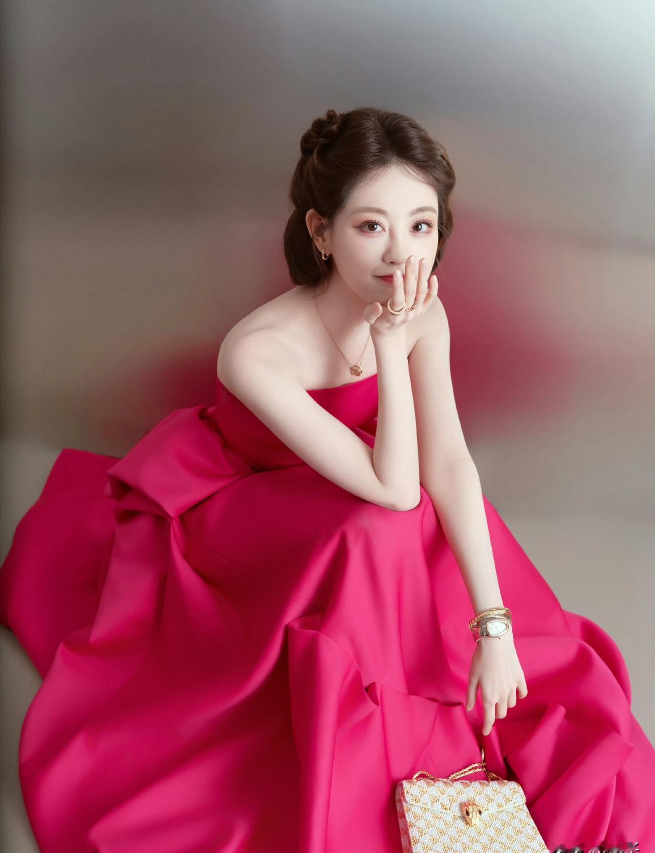 红毯上换衣服容易，换“魂”难。祝绪丹这半年，给内娱上了一课。芭莎红毯，她是流