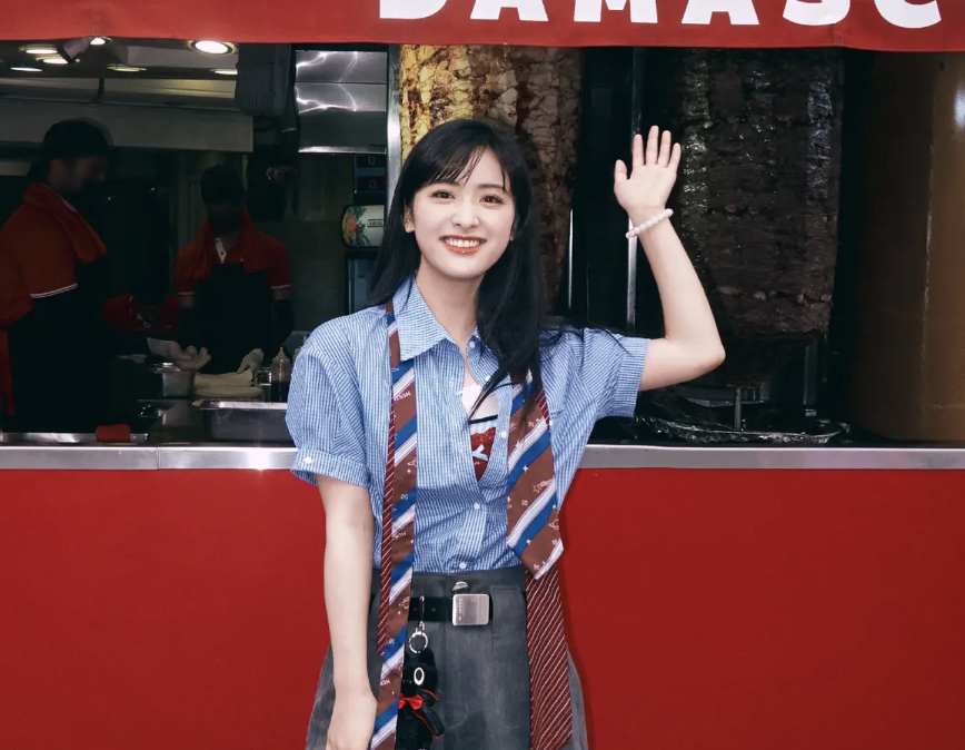 沈月学院风美照曝光对镜甜笑超灵动
