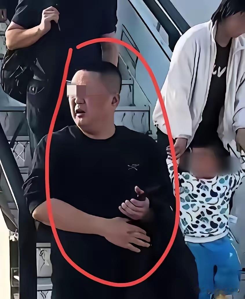 欧某露脸了！逼东航空姐下跪，这回躲不住·9月28日，合肥飞大连的东航MU67