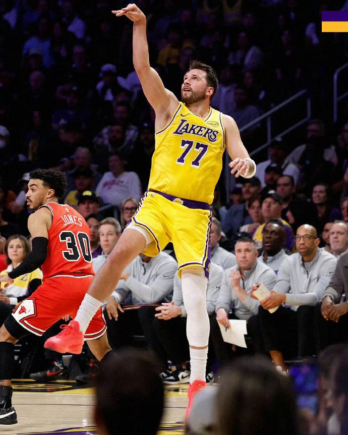 格局！东契奇51分10篮板9助攻！50+三双就在眼前，东契奇主动要求被换下，