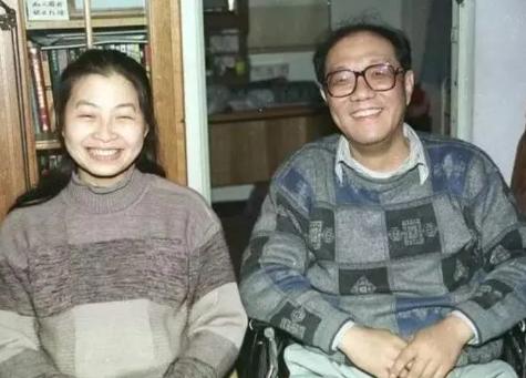 2010年，作家史铁生生命垂危，医生问他的妻子陈希米：“救不救？”没想到陈希米却