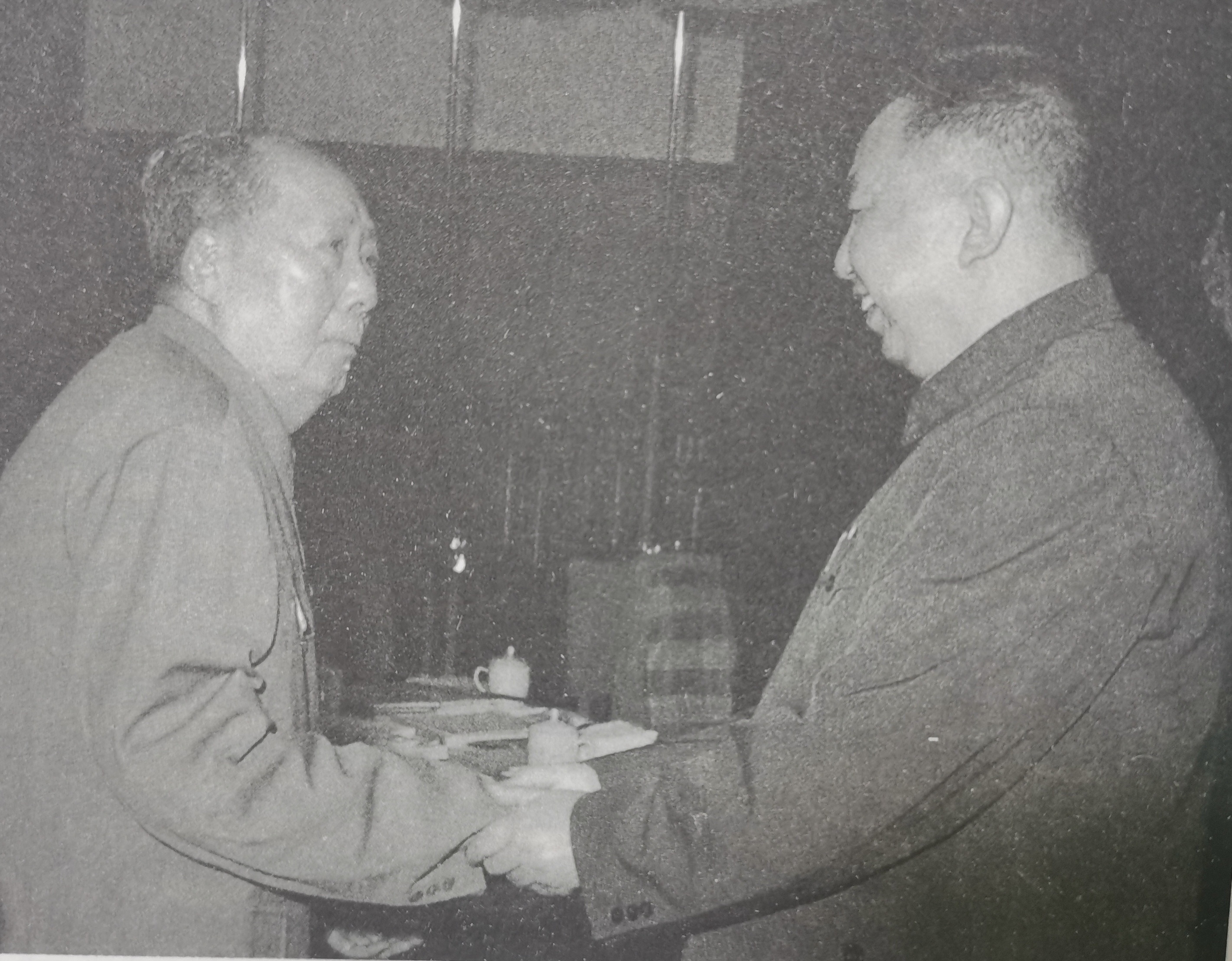 1976年4月，华国锋陪同毛主席接见了外国政要，接见结束后，华国锋向毛主席汇报工