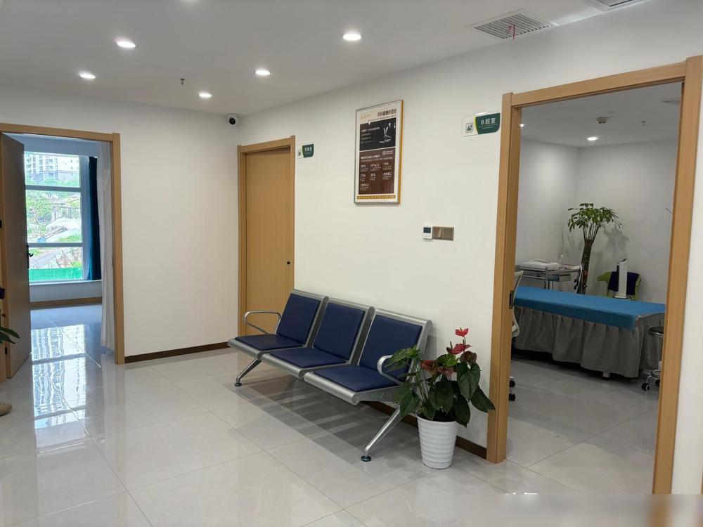 闺蜜约我去她家玩，我刚进门，她就一把拉住我，小声的说：我来月经了。其实是我这