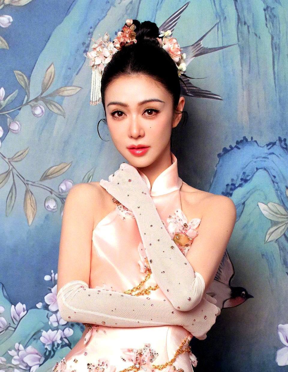 44岁薛凯琪春晚封神，可谁见过后台高清镜头下，她那双几乎快要熄灭的眼睛。厚