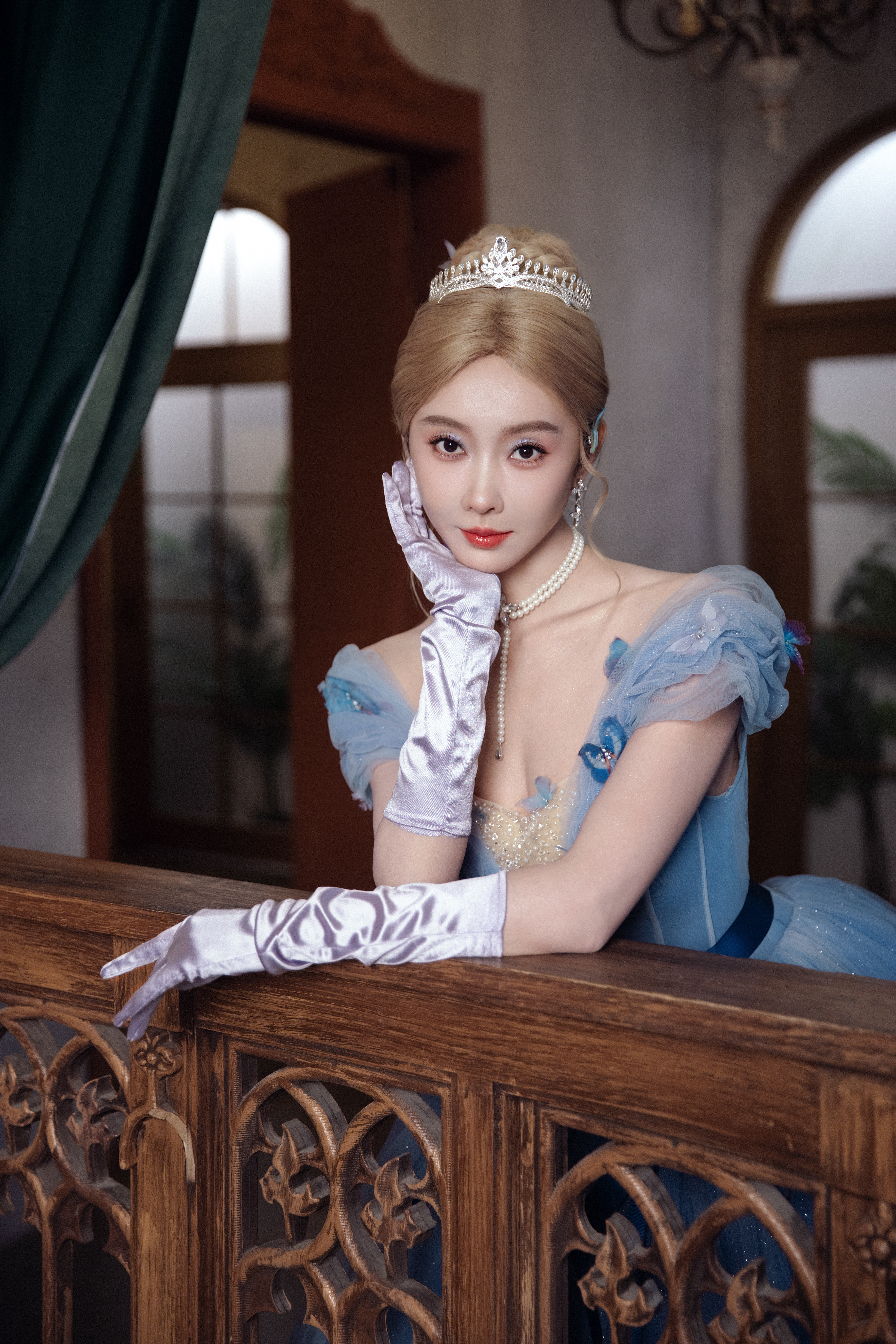 宣璐从童话里翩然走出的仙履公主，淡蓝纱裙如星河垂落，旋动间漾起梦幻涟漪，王冠与