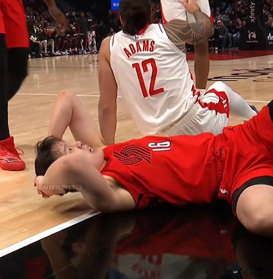 危险！杨瀚森伤退了！今天，开拓者坐镇主场继续迎战火箭队。第二节10分13秒，