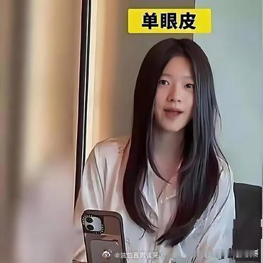 大S女儿开直播，对粉丝打招呼，镜头感十足。笑起来两个酒窝，神似当年节目里的大S，