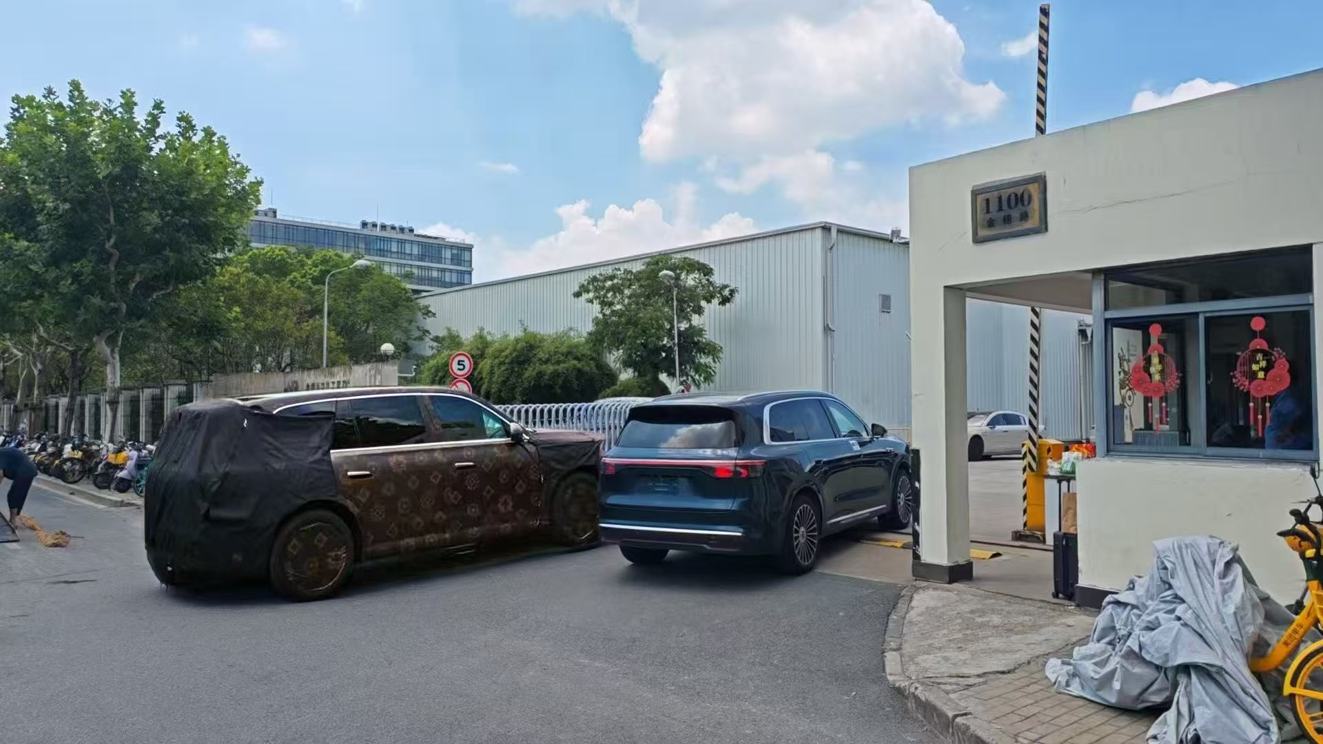 哈哈哈看看哥发现了什么？？？有网友在上海华为园区附近拍到一辆伪装车，尺寸巨大。旁