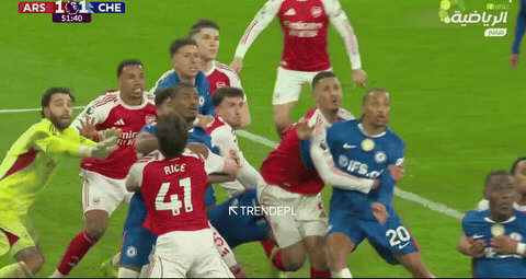 切尔西应该获得点球还是不应该获得点球？镜头一：萨利巴用双手环抱佩德罗，阻碍他