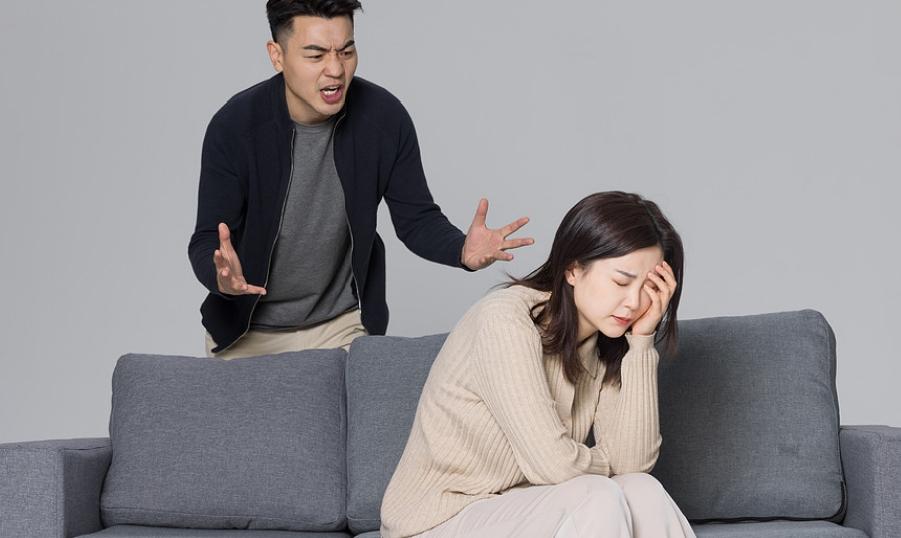 一对夫妻吵架，男人怒气冲冲地说：别忘了！是我在养你！​女人也不甘示弱的反驳：记