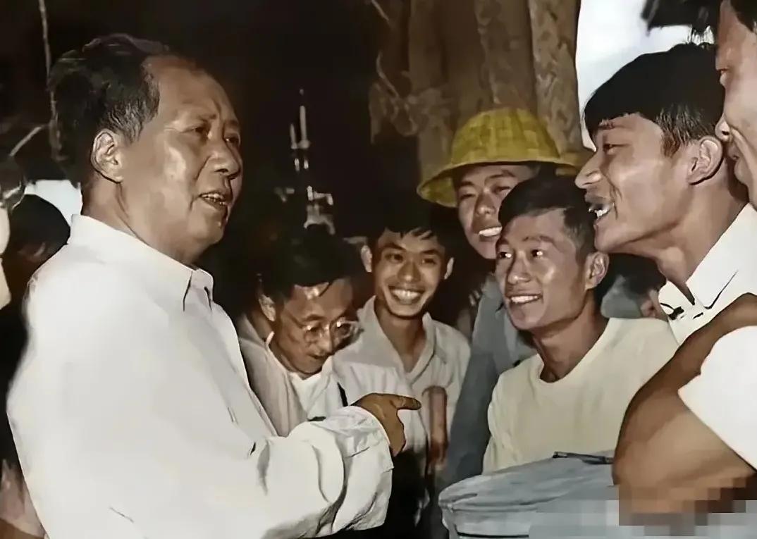 毛主席：“谦虚使人进步，骄傲使人落后。我们应当永远记住这个真理。”