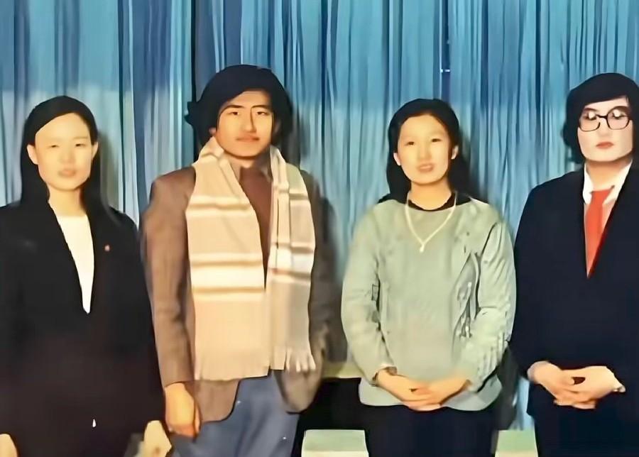 这是八十年代，刘欢参加朋友聚会的一张珍贵旧照，二十多岁的他留着那一头标志性的浓密