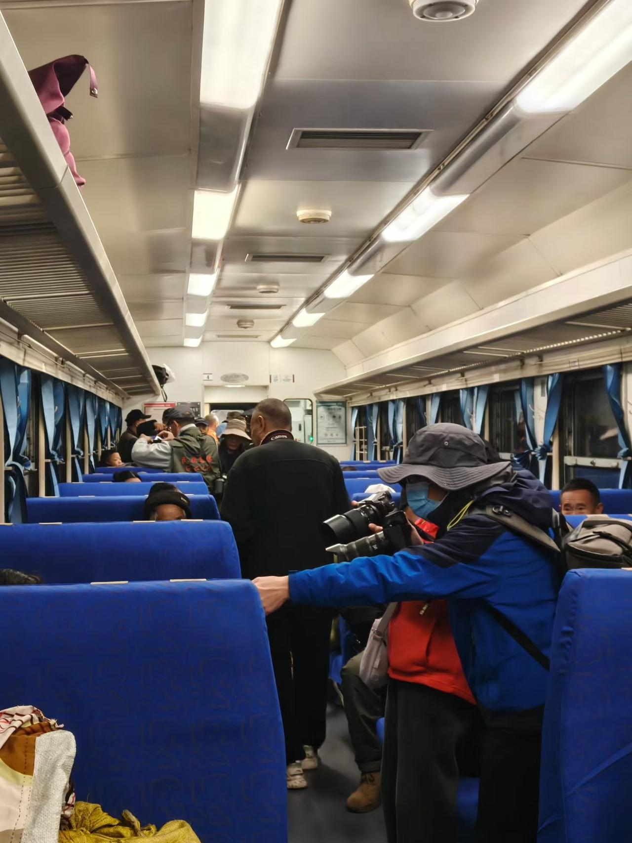 “人还是不能吃太饱！”四川凉山，一女子乘坐火车，本来是想感受一下当地特色的火车体